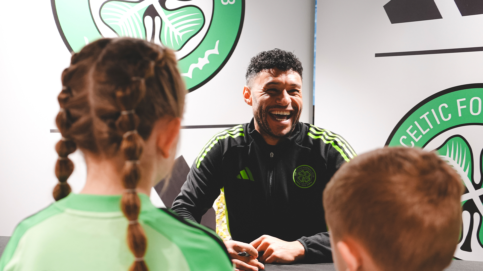 Alex Oxlade-Chamberlain Store Signing (27/2/26)